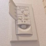 トイレ照明を換気扇連動のセンサースイッチにDIY！